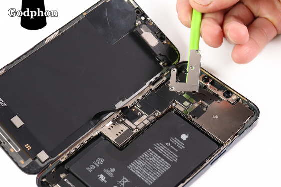 iphone 12 pro max charging connector step 9 image 3